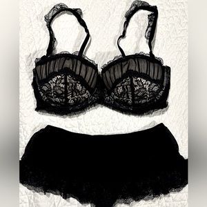 H&M lingerie set. Lacy bra with sheer/ ruffles. Bottoms-sheer thong w/ skirt🖤🔥